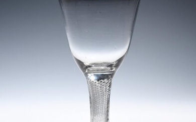 Un gobelet en verre à tige composite vers 1750, le bol arrondi repose sur une...