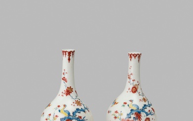 Une paire rare de vases bouteille Bow, vers 1755, bien peints en émaux Kakiemon, chacun...