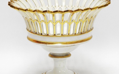 VIEUX PARIS Grande corbeille ajourée circulaire en porcelaine à bordure crénelée, réhauts dorés. H.: 24,5...