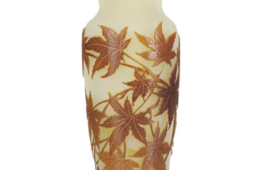 Vase balustre en verre multicouche signé Gallé. A décor dégagé à l'acide de feuillage brun sur fond jaune, h. 20,5 cm