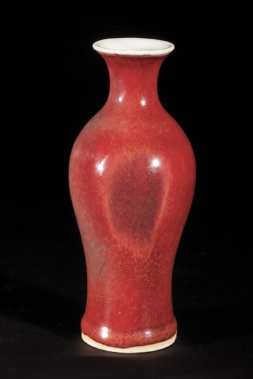 Vase balustre miniature langyao en porcelaine à glaçure monochrome sang de bœuf.