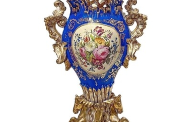 Vase en porcelaine polychrome, fabrication Jacob Petit, Paris. Important vaisseau Néo -Rocaille, soutenu par 4...