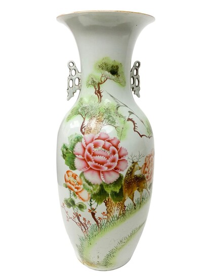 Vaso in porcellana cinese raffigurante sul fronte decorazione floreale, sul...