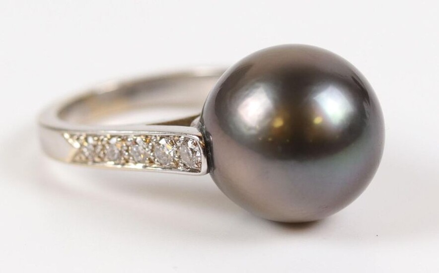 White gold ring (750) decorated with a Tahitian pearl (D:...