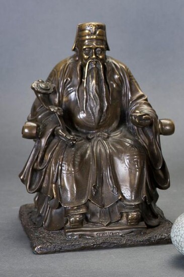 "Wise" Chinese bluing bronze sculpture with incised decoration. Size: 25x18x16 cm. Exit: 400uros. (66.554 Ptas.)