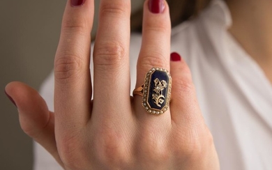 XVIIIEME SIECLE BAGUE EMAIL BLEU An XVIIIth century enamel, diamond, natural pearl and gold ring.