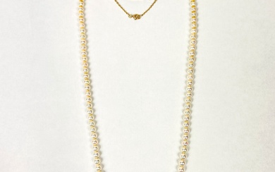 XXe SIECLE Collier de perles de culture, fermoir cliquet et chaîne de sécurité en or...