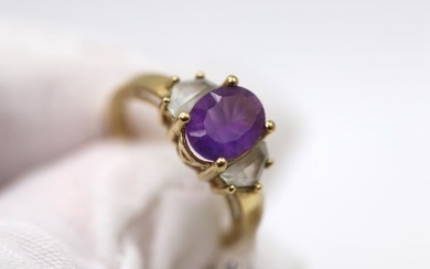 10K Yellow Gold Oval Amethyst Ring with side stones. Size 7 1/4. Engravings: AU, 10K.