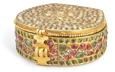 AN EMERALD, RUBY AND DIAMOND SET GOLD BOX, SOUTH INDIA, CIRCA 1800