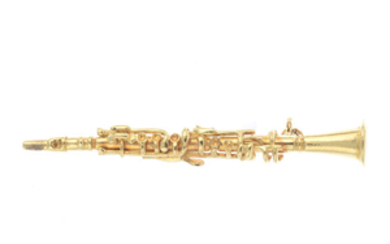 An 18ct gold clarinet brooch.