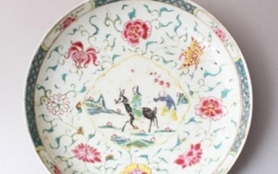 AN 18TH CENTURY CHINESE FAMILLE ROSE PORCELAIN DISH /