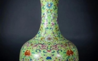 Arte Cinese A porcelain bottle decorated with peonies