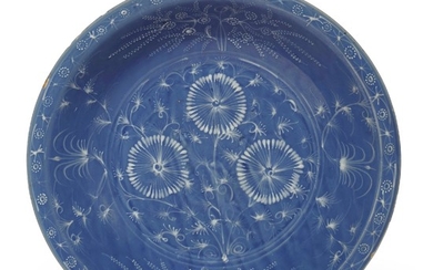 A LARGE ZHANGZHOU SLIP-DECORATED DISH, LATE MING DYNASTY, 16TH-EARLY 17TH CENTURY