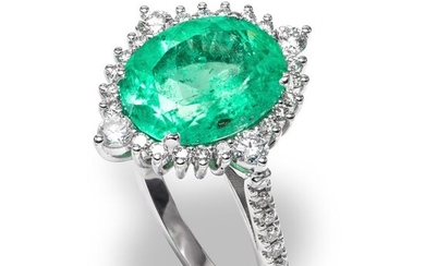 18 kt. White gold - Ring - 3.54 ct Emerald - 0.54 ct Diamonds - No Reserve Price