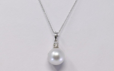 18Kt White Gold Pearl Diamond Pendant.