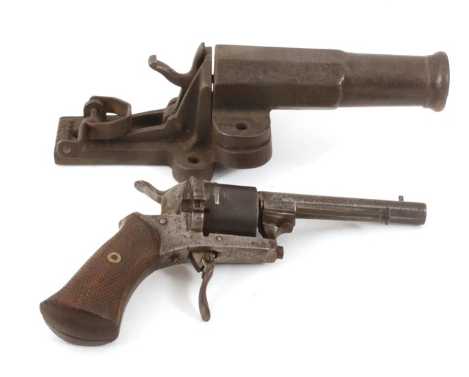 (-), 19e eeuwse revolver. Lefaucheux, penvuur en een...