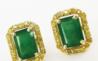 2.20 ct green emerald & 0.40 ct fancy vivid yellow diamonds designer halo stud earrings - 14 kt. Yellow gold - Earrings Emerald - Diamonds, AIG Certified No Reserve