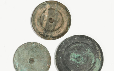 3 miroirs circulaires en bronze, Chine, dynastie Tang, diam. 9 cm, 7,5 cm et 7 cm