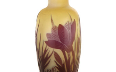 ÉMILE GALLÉ (1846-1904) Vase en verre multicouche violet...