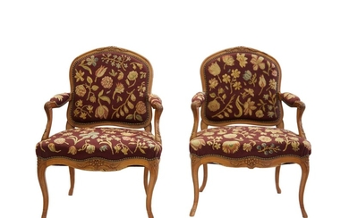 417 Paire de fauteuils à dossier plat "à la reine" en bois sculpté de fleurettes,...
