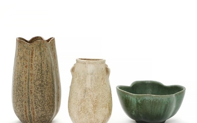 Jacob Bang, Arne Bang, attributed: Three vases and a bowl of stoneware. Decorated with speckled glaze in shades of blue, grey, green and light colours. (4)