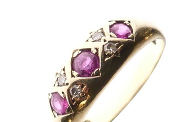 9ct gold ring, set with rubies
