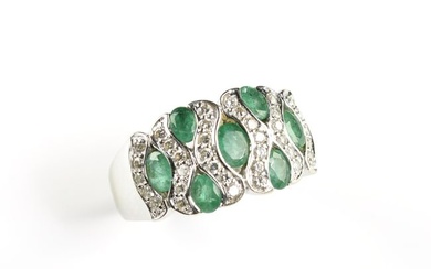 A 14K WHITE GOLD, EMERALD, AND DIAMOND RING