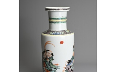 A CHINESE FAMILLE VERTE PORCELAIN ROULEAU VASE, LATE QING DY...