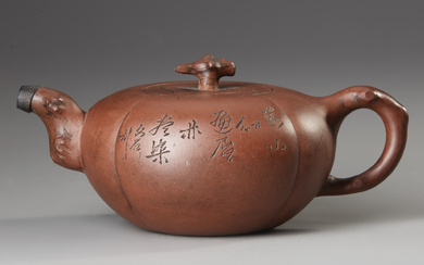 A CHINESE YIXING TEAPOT, 20TH CENTURY