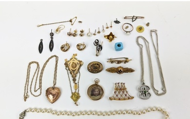 A COLLECTION OF ASSORTED 9CT GOLD AND GILT METAL JEWELLERY, ...