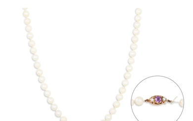 A CULTURED PEARL NECKLACE, cream tones, the 9ct yellow gold ...