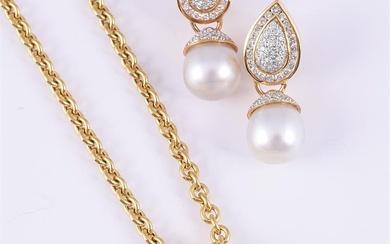 A CULTURED PEARL PENDANT NECKLACE AND EARRINGS