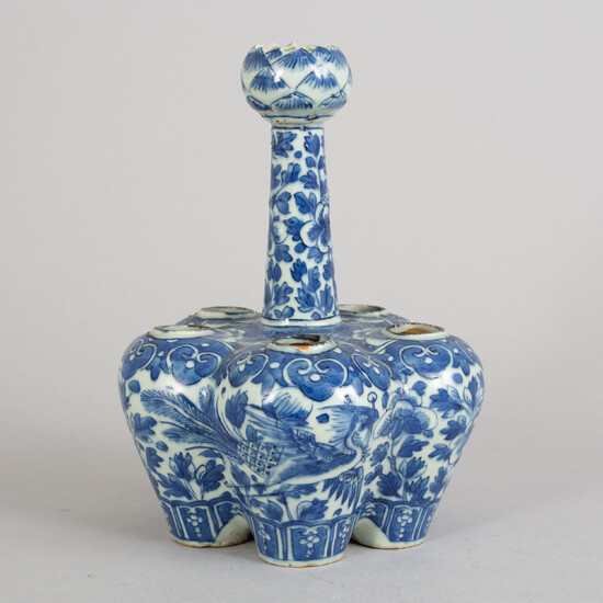 A Chinese blue and white porcelain tulip vase, Qing dynasty, Guangxu (1872-1908).