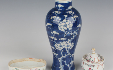 A Chinese blue and white porcelain vase, late 19th/early 20th century, of slender baluster form, pai