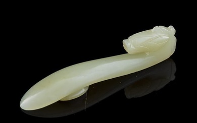 A Chinese carved white jade dragon hook, 18th/19th century