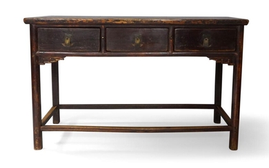 A Chinese provincial lacquered elm three-drawers side table, mid-19th century, 84cm high x 140cm wide x 66cm deep 十九世紀中期 榆木桌