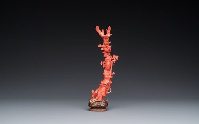 A Chinese red coral figure of a standing lady holding a vase, 19/20th C.