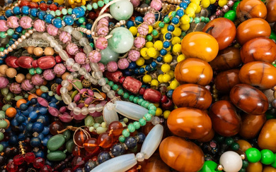 A GROUP OF ANTIQUE AND VINTAGE BEAD NECKLACES (QTY)