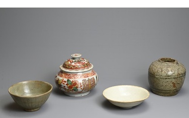 A GROUP OF CHINESE CERAMIC ITEMS. To include a Zhangzhou Swa...