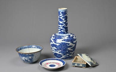 A GROUP OF CHINESE PORCELAIN ITEMS, 19TH CENTURY. To...
