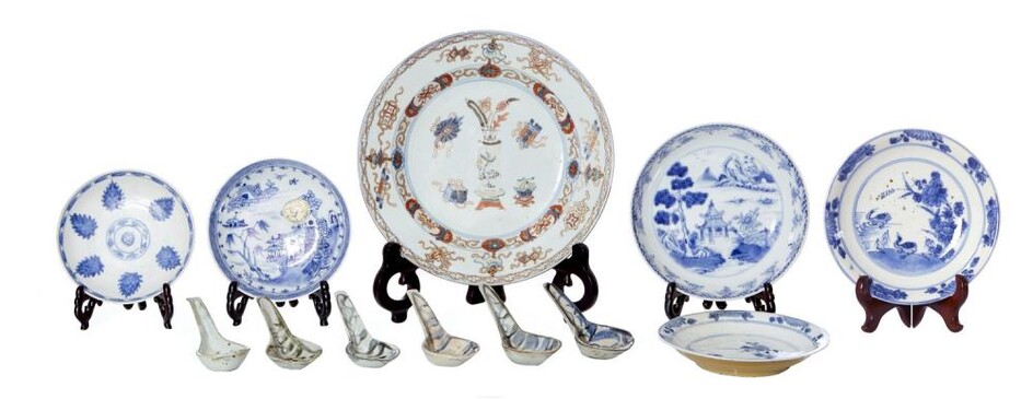 A GROUP OF FIVE CHINESE BLUE AND WHITE PORCELAIN SAUCERS