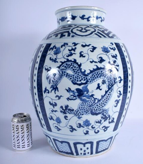 A LARGE CHINESE BLUE AND WHITE BARREL FORM VASE 20th