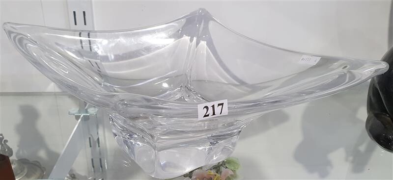 A MID CENTURY CLEAR GLASS BOWL