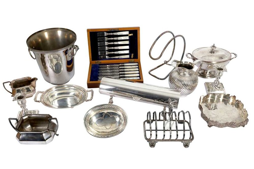 A MIXED GROUP OF SILVER PLATED (EPNS) ITEMS