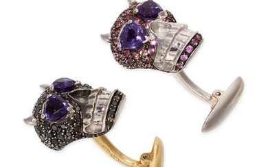 A PAIR OF AMETHYST AND SAPPHIRE SKULL CUFFLINKS in 18ct