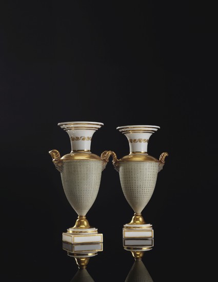 A PAIR OF PARIS GOLD AND CELADON GROUND PORCELAIN VASES, EARLY 19TH CENTURY