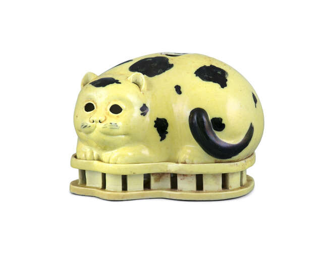 *A RARE CHINESE EXPORT PORCELAIN CAT NIGHT LIGHT...