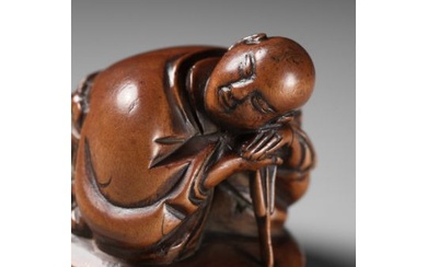 A REMARKABLE AND EARLY WOOD NETSUKE OF A SLEEPING ACTOR