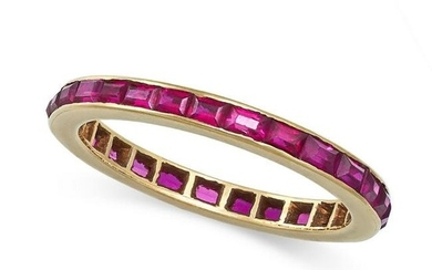A RUBY ETERNITY RING in yellow gold, set all around with a row of rectangular step cut rubies, no