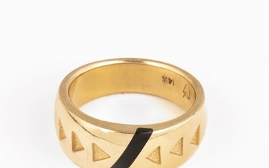 A Raoul Sosa Gold and Black Jade Ring